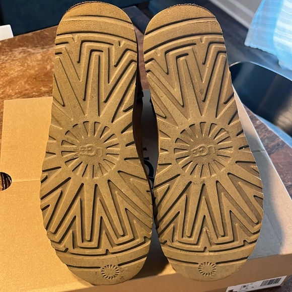 Ugh Classic Short II in Chestnut - Picture 9 of 9